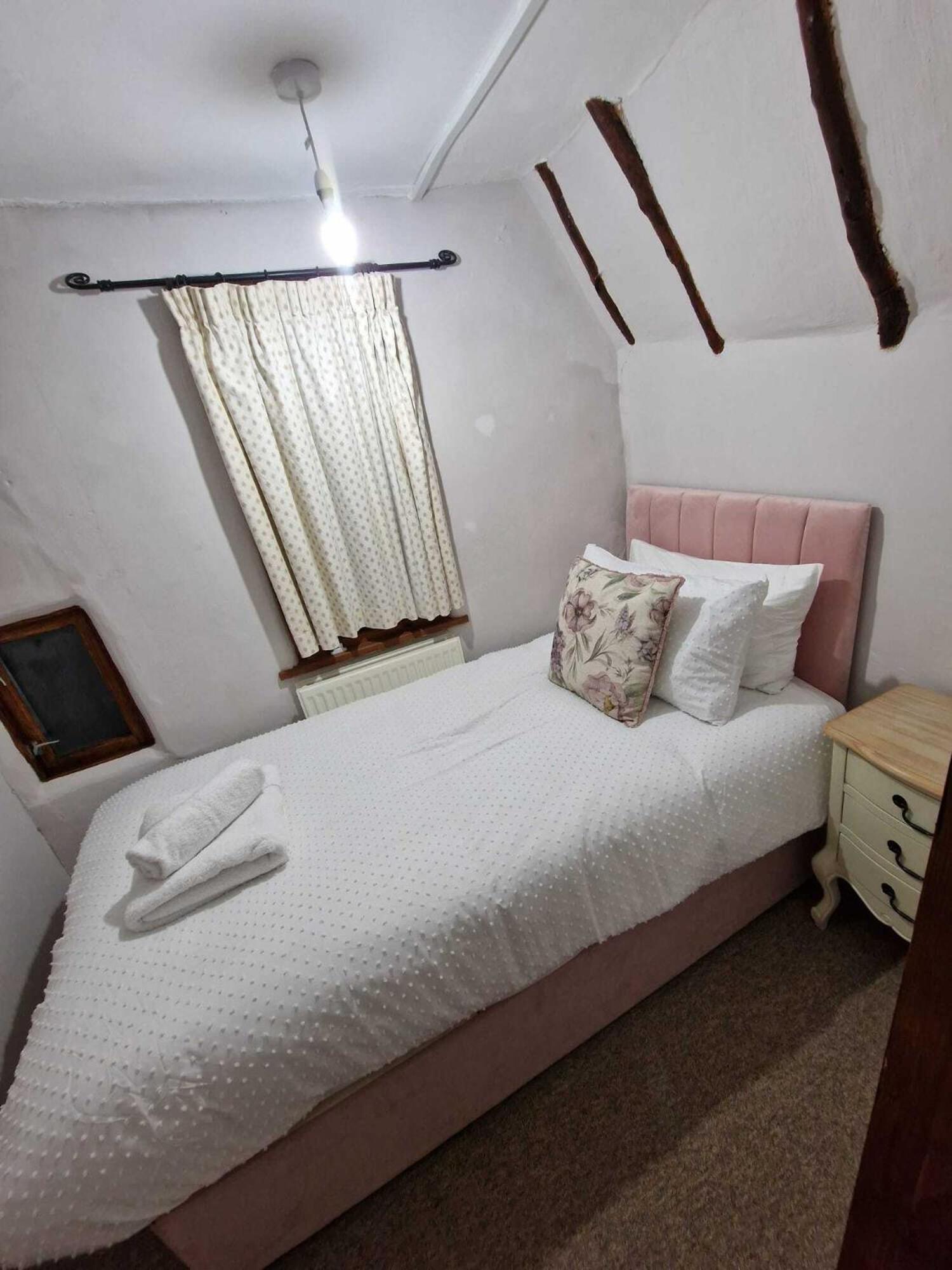 Two Bedroom Grade Ll Cottage At Az Luxury Stays Honey Horsefield With Wifi And Free Parking Hundon Kültér fotó